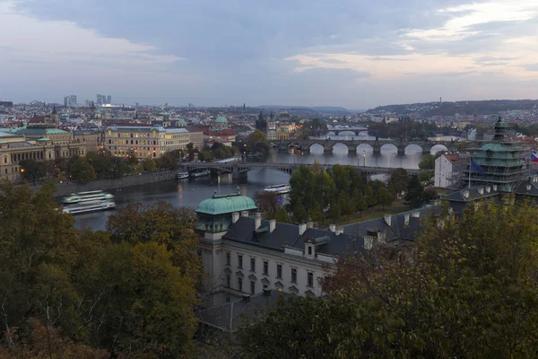 Éjszakánként Prága Város Épületek Tornyok Katedrálisok Hidak Cseh Köztársaság — Stock Fotó