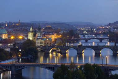 Gece Prague City ile binalar, kuleler, katedralleri ve köprüler, Çek Cumhuriyeti