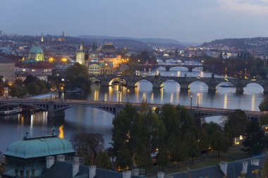 Gece Prague City ile binalar, kuleler, katedralleri ve köprüler, Çek Cumhuriyeti
