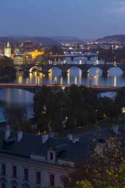 Gece Prague City ile binalar, kuleler, katedralleri ve köprüler, Çek Cumhuriyeti