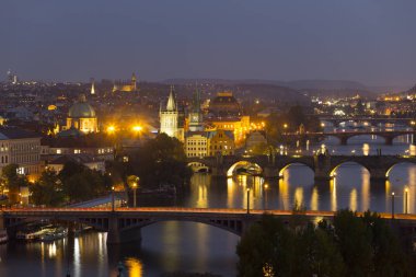 Gece Prague City ile binalar, kuleler, katedralleri ve köprüler, Çek Cumhuriyeti