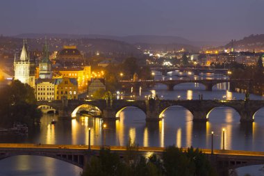 Gece Prague City ile binalar, kuleler, katedralleri ve köprüler, Çek Cumhuriyeti