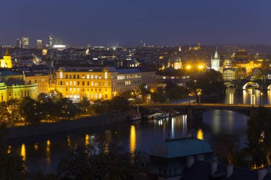 Gece Prague City ile binalar, kuleler, katedralleri ve köprüler, Çek Cumhuriyeti