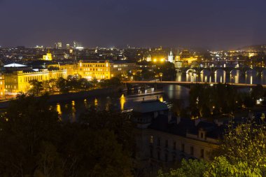 Gece Prague City ile binalar, kuleler, katedralleri ve köprüler, Çek Cumhuriyeti