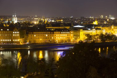 Gece Prague City ile binalar, kuleler, katedralleri ve köprüler, Çek Cumhuriyeti