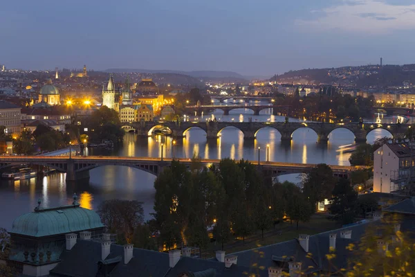 Gece Prague City ile binalar, kuleler, katedralleri ve köprüler, Çek Cumhuriyeti
