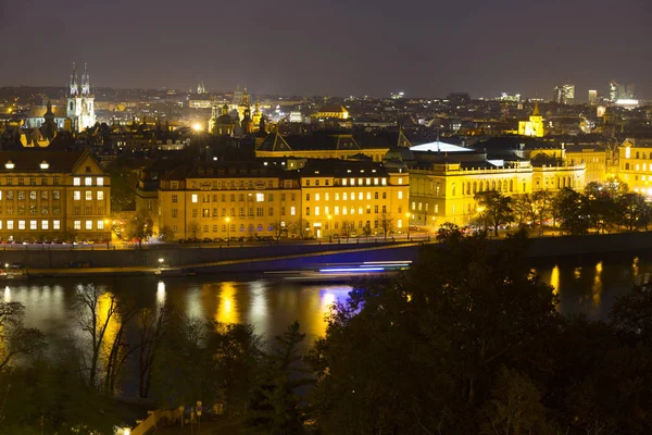 Nuit Prague City Avec Ses Bâtiments Tours Cathédrales Ponts République — Photo