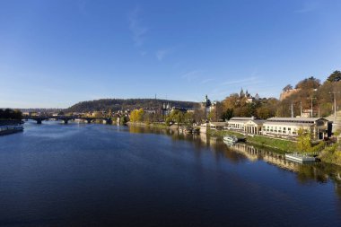 Renkli sonbahar Gotik Prag Kalesi ile Lesser Town Nehri Vltava yukarıda güneşli gün, Çek Cumhuriyeti