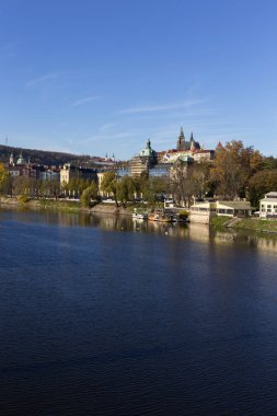 Renkli sonbahar Gotik Prag Kalesi ile Lesser Town Nehri Vltava yukarıda güneşli gün, Çek Cumhuriyeti