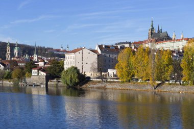 Renkli sonbahar Gotik Prag Kalesi ile Lesser Town Nehri Vltava yukarıda güneşli gün, Çek Cumhuriyeti