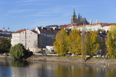 Renkli sonbahar Gotik Prag Kalesi ile Lesser Town Nehri Vltava yukarıda güneşli gün, Çek Cumhuriyeti