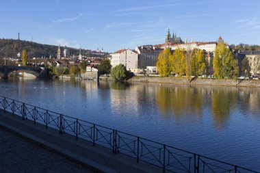 Renkli sonbahar Gotik Prag Kalesi ile Lesser Town Nehri Vltava yukarıda güneşli gün, Çek Cumhuriyeti