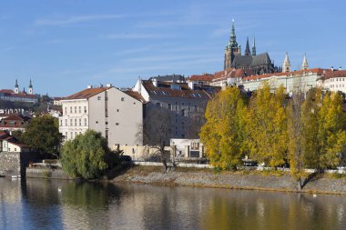 Renkli sonbahar Gotik Prag Kalesi ile Lesser Town Nehri Vltava yukarıda güneşli gün, Çek Cumhuriyeti