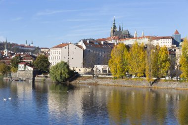 Renkli sonbahar Gotik Prag Kalesi ile Lesser Town Nehri Vltava yukarıda güneşli gün, Çek Cumhuriyeti