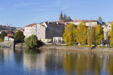 Renkli sonbahar Gotik Prag Kalesi ile Lesser Town Nehri Vltava yukarıda güneşli gün, Çek Cumhuriyeti