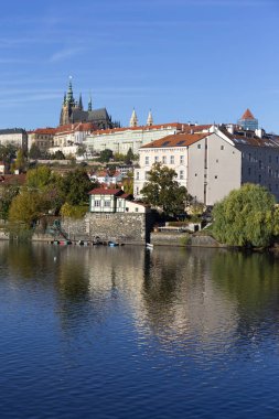 Renkli sonbahar Gotik Prag Kalesi ile Lesser Town Nehri Vltava yukarıda güneşli gün, Çek Cumhuriyeti