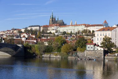 Renkli sonbahar Gotik Prag Kalesi ile Lesser Town Nehri Vltava yukarıda güneşli gün, Çek Cumhuriyeti