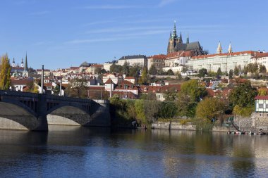 Renkli sonbahar Gotik Prag Kalesi ile Lesser Town Nehri Vltava yukarıda güneşli gün, Çek Cumhuriyeti