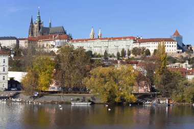 Renkli sonbahar Gotik Prag Kalesi ile Lesser Town Nehri Vltava yukarıda güneşli gün, Çek Cumhuriyeti