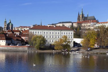 Renkli sonbahar Gotik Prag Kalesi ile Lesser Town Nehri Vltava yukarıda güneşli gün, Çek Cumhuriyeti