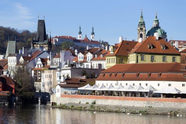 Renkli sonbahar Prag Aziz Nicholas Katedrali ile Strana'da yukarıda Nehri Vltava güneşli gün, Çek Cumhuriyeti