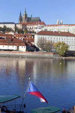 Renkli sonbahar Gotik Prag Kalesi ile Lesser Town Nehri Vltava yukarıda güneşli gün, Çek Cumhuriyeti