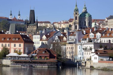 Renkli sonbahar Prag Aziz Nicholas Katedrali ile Strana'da yukarıda Nehri Vltava güneşli gün, Çek Cumhuriyeti