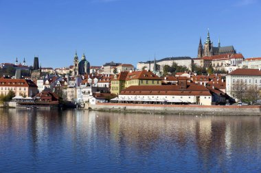 Renkli sonbahar Gotik Prag Kalesi ile Lesser Town Nehri Vltava yukarıda güneşli gün, Çek Cumhuriyeti