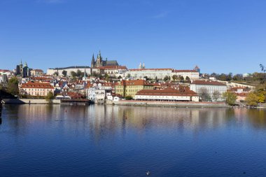 Renkli sonbahar Gotik Prag Kalesi ile Lesser Town Nehri Vltava yukarıda güneşli gün, Çek Cumhuriyeti