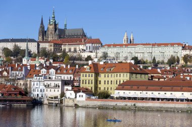 Renkli sonbahar Gotik Prag Kalesi ile Lesser Town Nehri Vltava yukarıda güneşli gün, Çek Cumhuriyeti