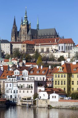 Renkli sonbahar Gotik Prag Kalesi ile Lesser Town Nehri Vltava yukarıda güneşli gün, Çek Cumhuriyeti