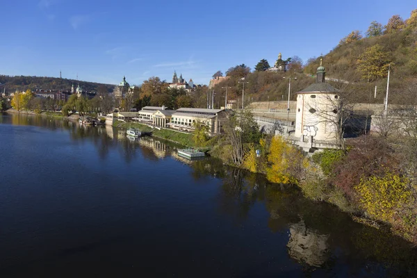 Färgglad Höst Gotiska Pragborgen Med Mindre Staden Ovanför Floden Moldau — Stockfoto