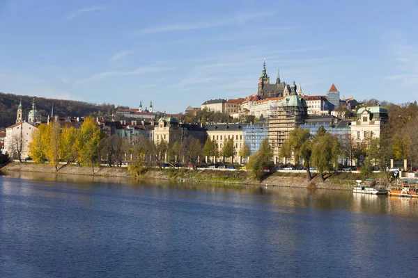 Bunte Herbstliche Prager Gotische Burg Mit Der Kleinstadt Über Der — Stockfoto
