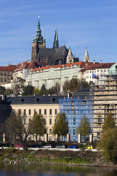 Colorato Castello Gotico Autunnale Praga Con Piccola Città Sopra Fiume — Foto Stock