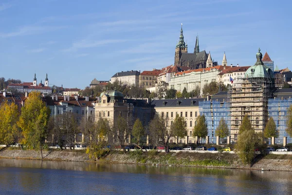 Outono Colorido Castelo Gótico Praga Com Menor Cidade Acima Rio — Fotografia de Stock