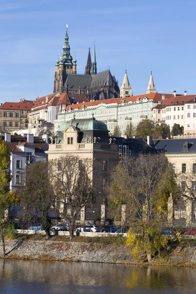 Barevné Podzimní Pražský Gotický Hrad Menším Městě Nad Řekou Vltavou — Stock fotografie