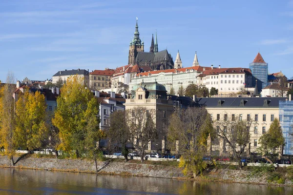 Colorido Otoño Castillo Gótico Praga Con Ciudad Menor Sobre Río — Foto de Stock