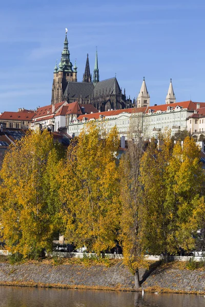 Färgglad Höst Gotiska Pragborgen Med Mindre Staden Ovanför Floden Moldau — Stockfoto