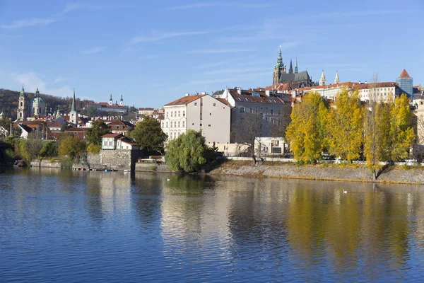 五颜六色的秋天布拉格哥特式城堡与小镇在伏尔塔瓦河之上在阳光明媚的日子 捷克共和国 — 图库照片