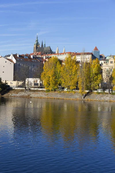 Colorido Otoño Castillo Gótico Praga Con Ciudad Menor Sobre Río —  Fotos de Stock