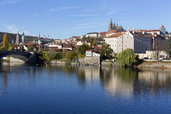晴れた日 チェコ共和国のカラフルな秋プラハ ゴシック様式城にはヴルタヴァ川上小地区 — ストック写真