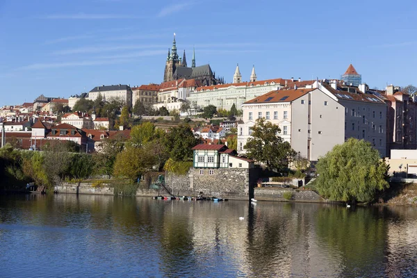 Outono Colorido Castelo Gótico Praga Com Menor Cidade Acima Rio — Fotografia de Stock