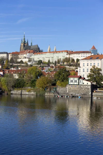 Colorido Otoño Castillo Gótico Praga Con Ciudad Menor Sobre Río —  Fotos de Stock