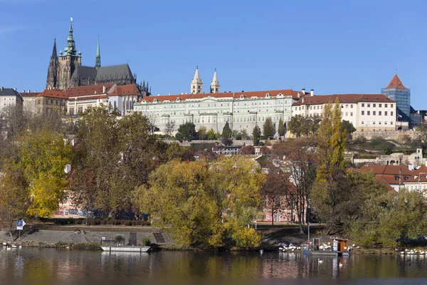 Färgglad Höst Gotiska Pragborgen Med Mindre Staden Ovanför Floden Moldau — Stockfoto