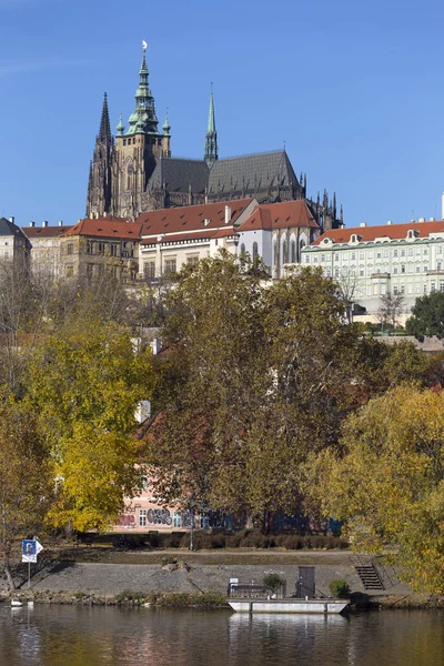 Barevné Podzimní Pražský Gotický Hrad Menším Městě Nad Řekou Vltavou — Stock fotografie