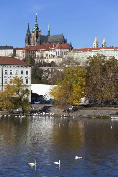 Renkli Sonbahar Gotik Prag Kalesi Ile Lesser Town Nehri Vltava — Stok fotoğraf