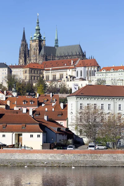 Barevné Podzimní Pražský Gotický Hrad Menším Městě Nad Řekou Vltavou — Stock fotografie