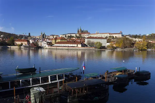 Kolorowe Jesienne Gotycki Zamek Praski Mniejszym Miastem Nad Rzeką Wełtawą — Zdjęcie stockowe