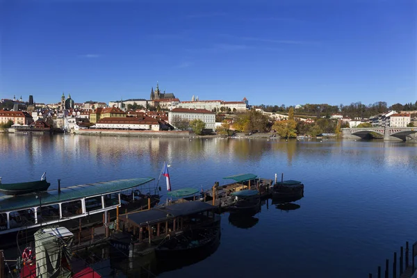 Colorato Castello Gotico Autunnale Praga Con Piccola Città Sopra Fiume — Foto Stock