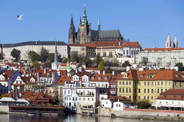 Colorido Otoño Castillo Gótico Praga Con Ciudad Menor Sobre Río — Foto de Stock